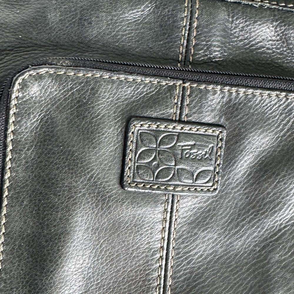 Fossil Black Crossbody Bag with Adjustable Strap and Vintage Leather - Picture 2 of 4
